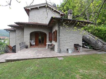 Villa di 300 m² con più di 5 locali e box auto dop
