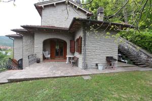 Villa di 300 m² con più di 5 locali e box auto dop