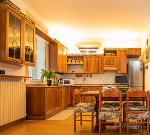 Cucina completa in legno con top in granito