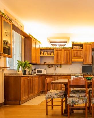 Cucina completa in legno con top in granito