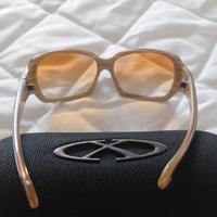 Occhiale da sole da donna.