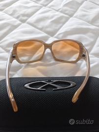Occhiale da sole da donna.