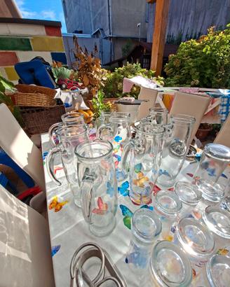 In blocco bicchieri , caraffe e porta sale e pepe 