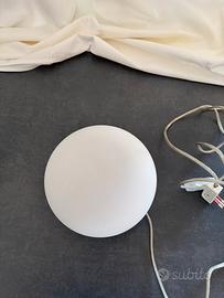 Lampada da tavolo sfera bianca.