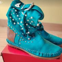 stivaletti azzurri primaverili con applicazioni