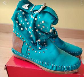stivaletti azzurri primaverili con applicazioni