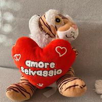 Piccolo peluche tigre con cuore