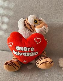 Piccolo peluche tigre con cuore