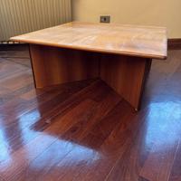 Tavolo basso da salotto e divani