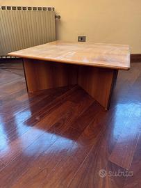 Tavolo basso da salotto e divani