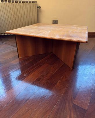 Tavolo basso da salotto e divani