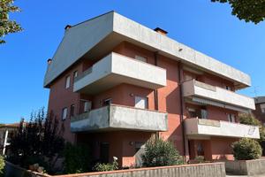 Attico di 130 mq a piano 3° con garage e cantina