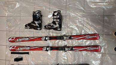 sci con attacchi e scarponi