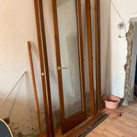 Portafinestra doppia anta completa di cornice.