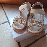 Sandali beige con fiorellini bambina n. 24 scatola