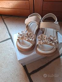Sandali beige con fiorellini bambina n. 24 scatola