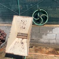 Pigiatrice manuale d'epoca per uva