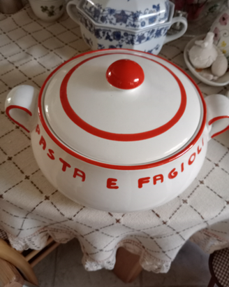 Ciotola con coperchio