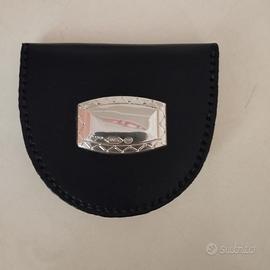 Portamonete in pelle nera con placca argento 925