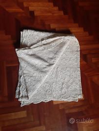 Copriletto all'uncinetto lavorazione filet modano