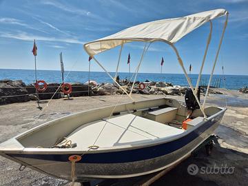 Barca a motore leggera e pratica