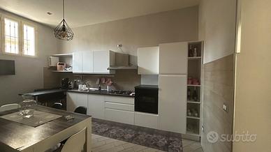 Cucina moderna con angolo snack