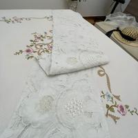 coperta ricamata all’intaglio