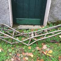 telaio Ducati con targa e documenti