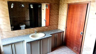 Specchio 160x100 e piano bagno in marmo 290 cm con