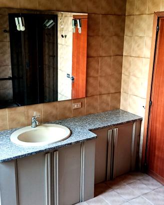 Specchio 160x100 e piano bagno in marmo 290 cm con