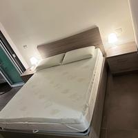 Letto matrimoniale + 2 comodini e specchio