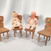 SEDIE IN LEGNO DIPINTE E BAMBOLE ’50 per MINI FURG