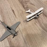 2 modellini aerei biplano e monoplano