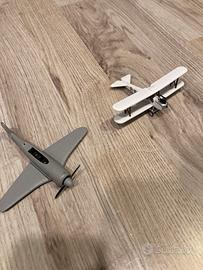 2 modellini aerei biplano e monoplano