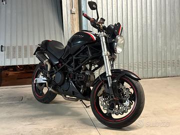 Ducati monster 600 01