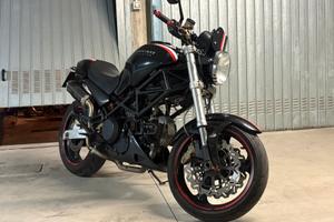 Ducati monster 600 01