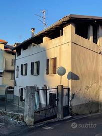 Casetta cielo-terra con 2 posti auto