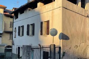 Casetta cielo-terra con 2 posti auto