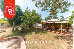 Villa su due piani in Via delle Mimose, 42