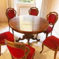 Tavolo in legno massello con sedie