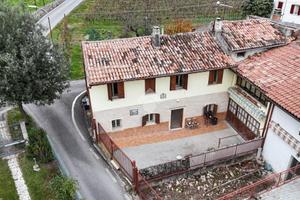 CASA DI CORTE A MEZZANE DI SOTTO