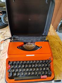 Macchina da scrivere anni 80.