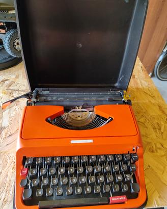 Macchina da scrivere anni 80.