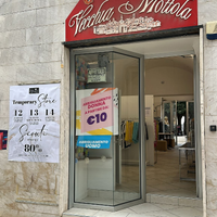 Locale Commerciale in Centro - 2 Ingressi