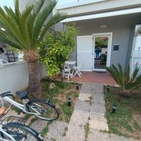 Sul lungomare piano terra con giardino