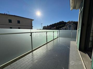 Trilocale ristrutturato con terrazzi e box