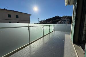 Trilocale ristrutturato con terrazzi e box