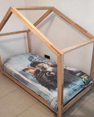 Letto montessoriano a casetta