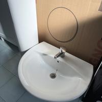 Lavabo a colonna in ceramica bianca.