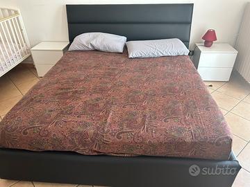 Letto matrimonuale e comodini